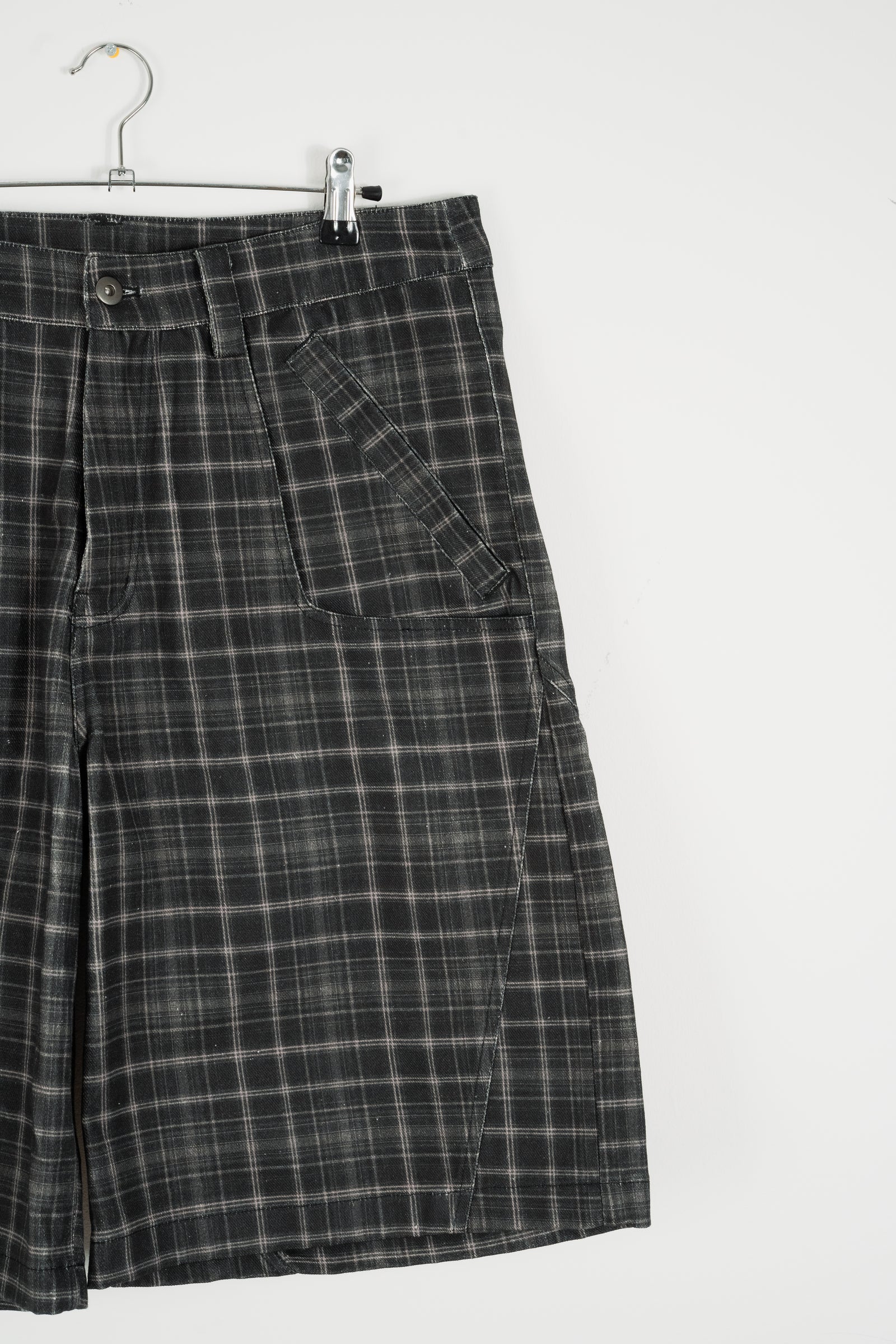 DUAL POCKET PLAID PRINTED DENIM SHORTS - BLACK