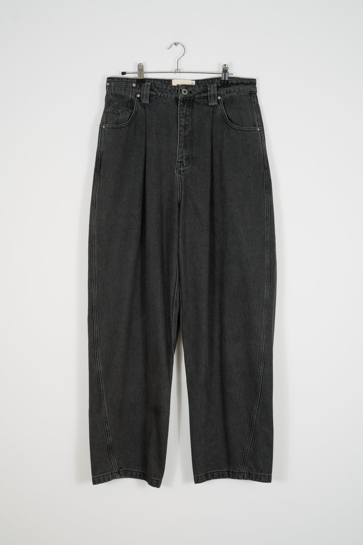 SIGNATURE CUT PLEATED CONCRETE JEANS V2