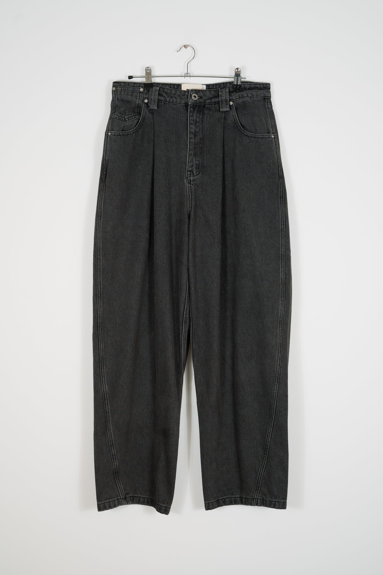 SIGNATURE CUT PLEATED CONCRETE JEANS V2