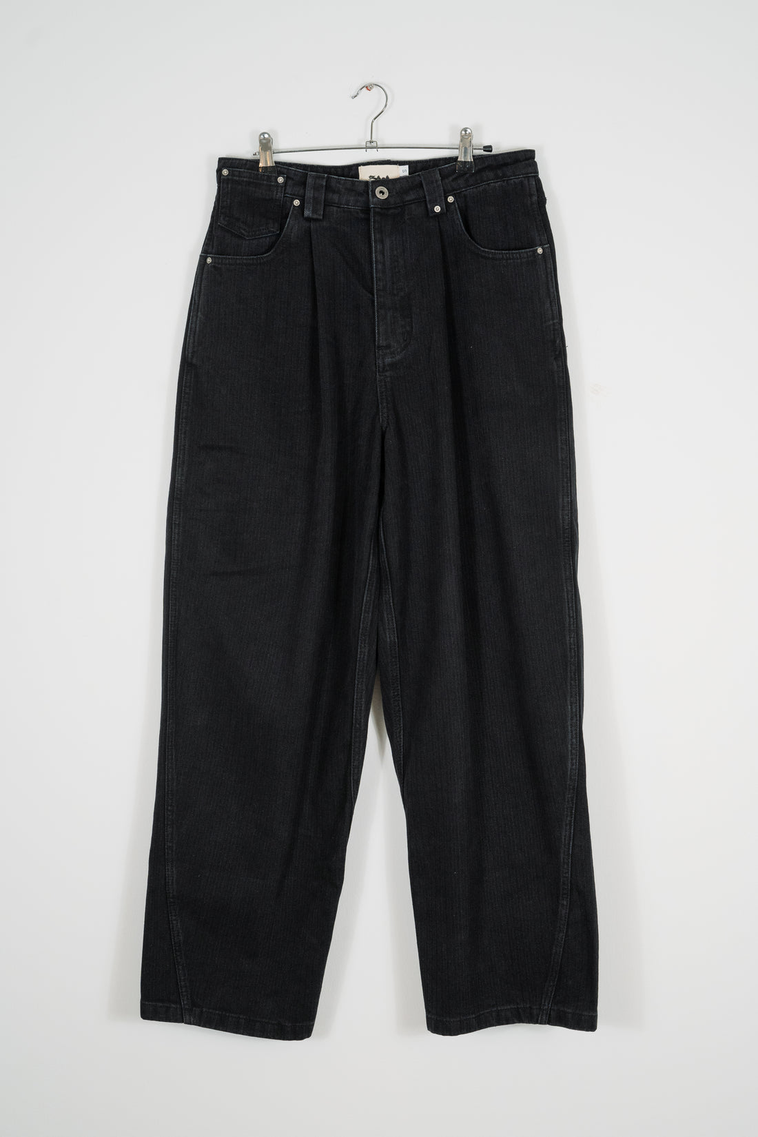 HERRINGBONE SIGNATURE CUT PLEATED DENIM