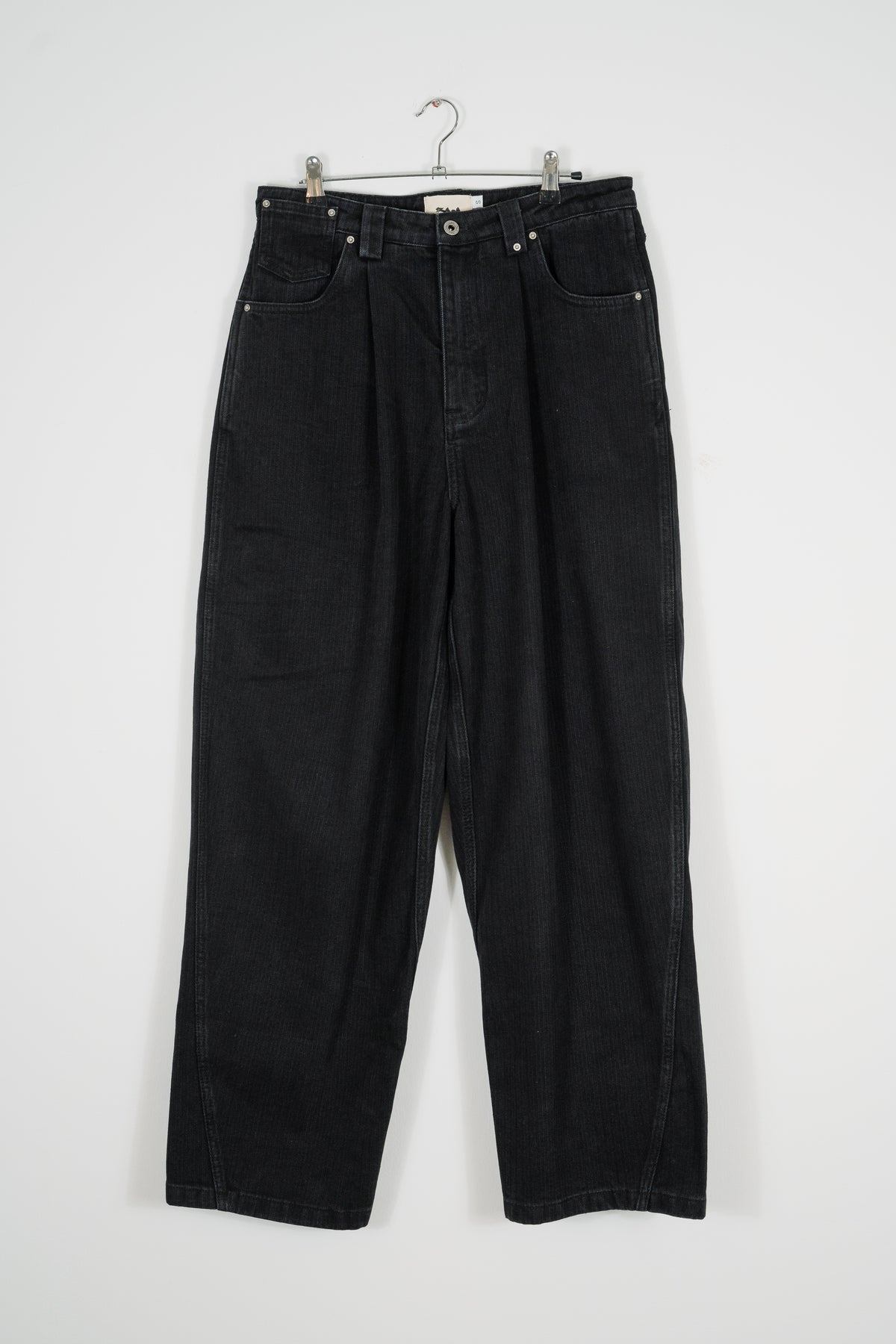 HERRINGBONE SIGNATURE CUT PLEATED DENIM