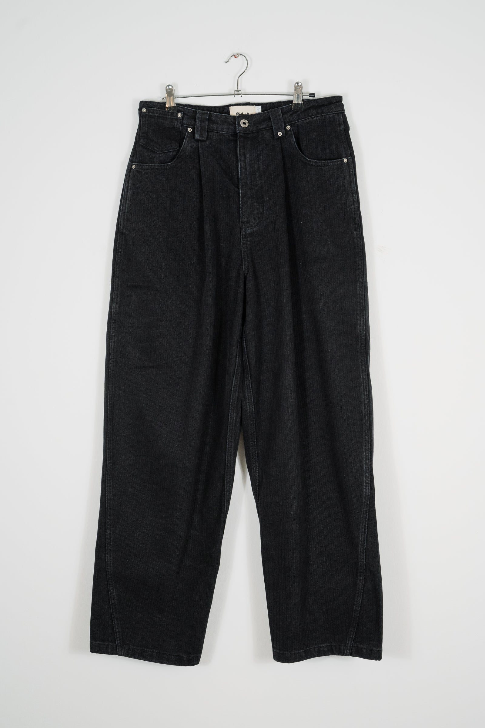 HERRINGBONE SIGNATURE CUT PLEATED DENIM