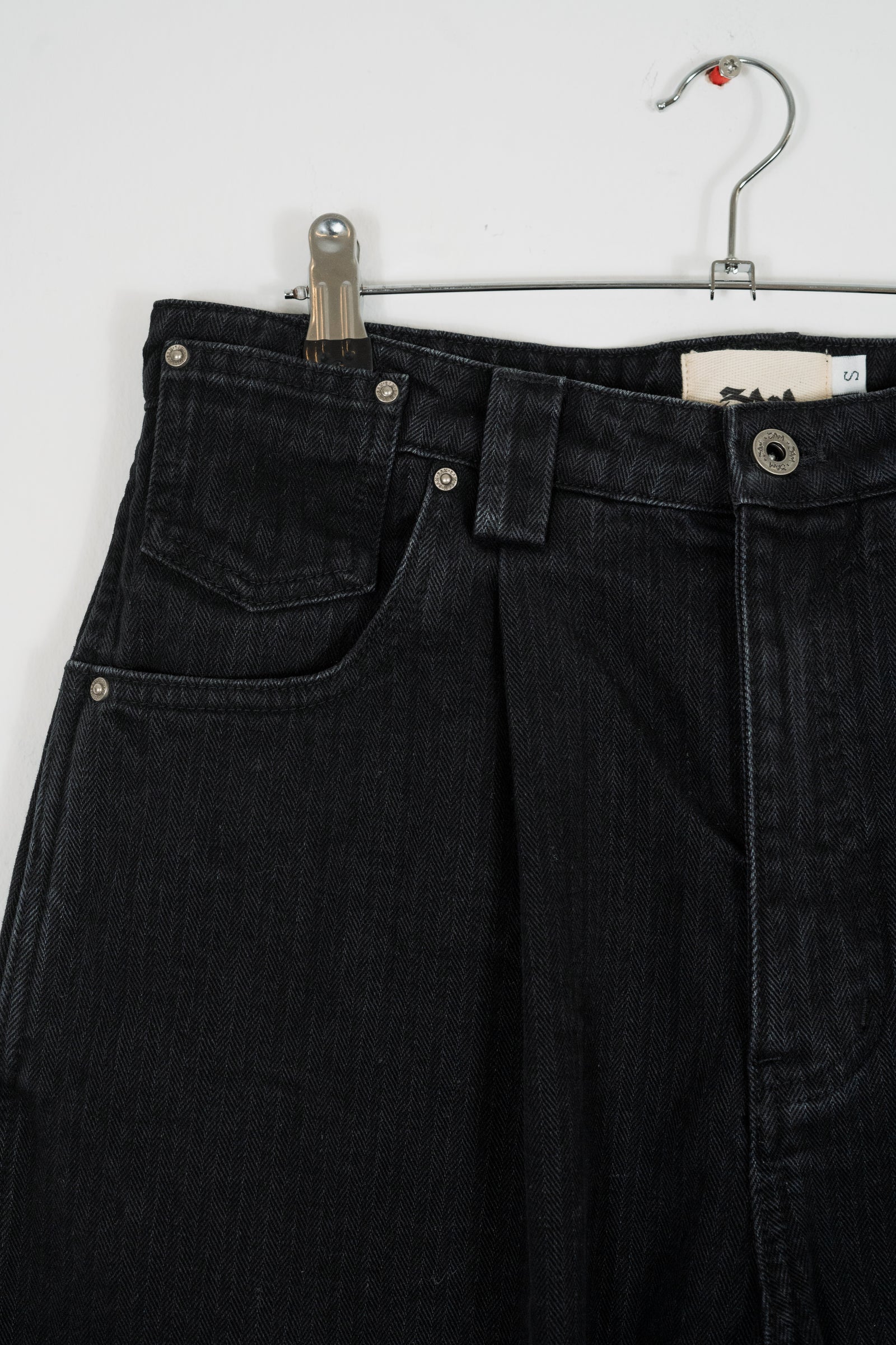 HERRINGBONE SIGNATURE CUT PLEATED DENIM