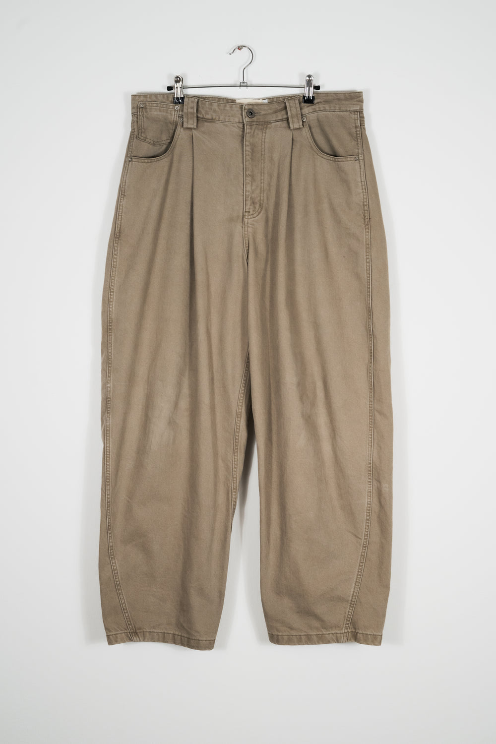 SIGNATURE CUT PLEATED SAND JEANS