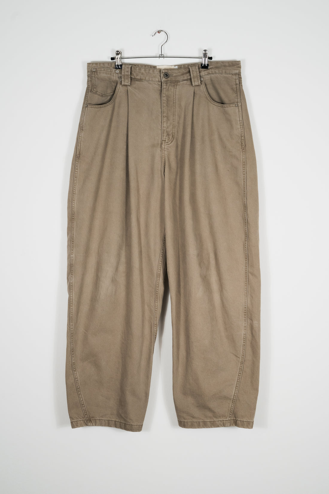 SIGNATURE CUT PLEATED SAND JEANS