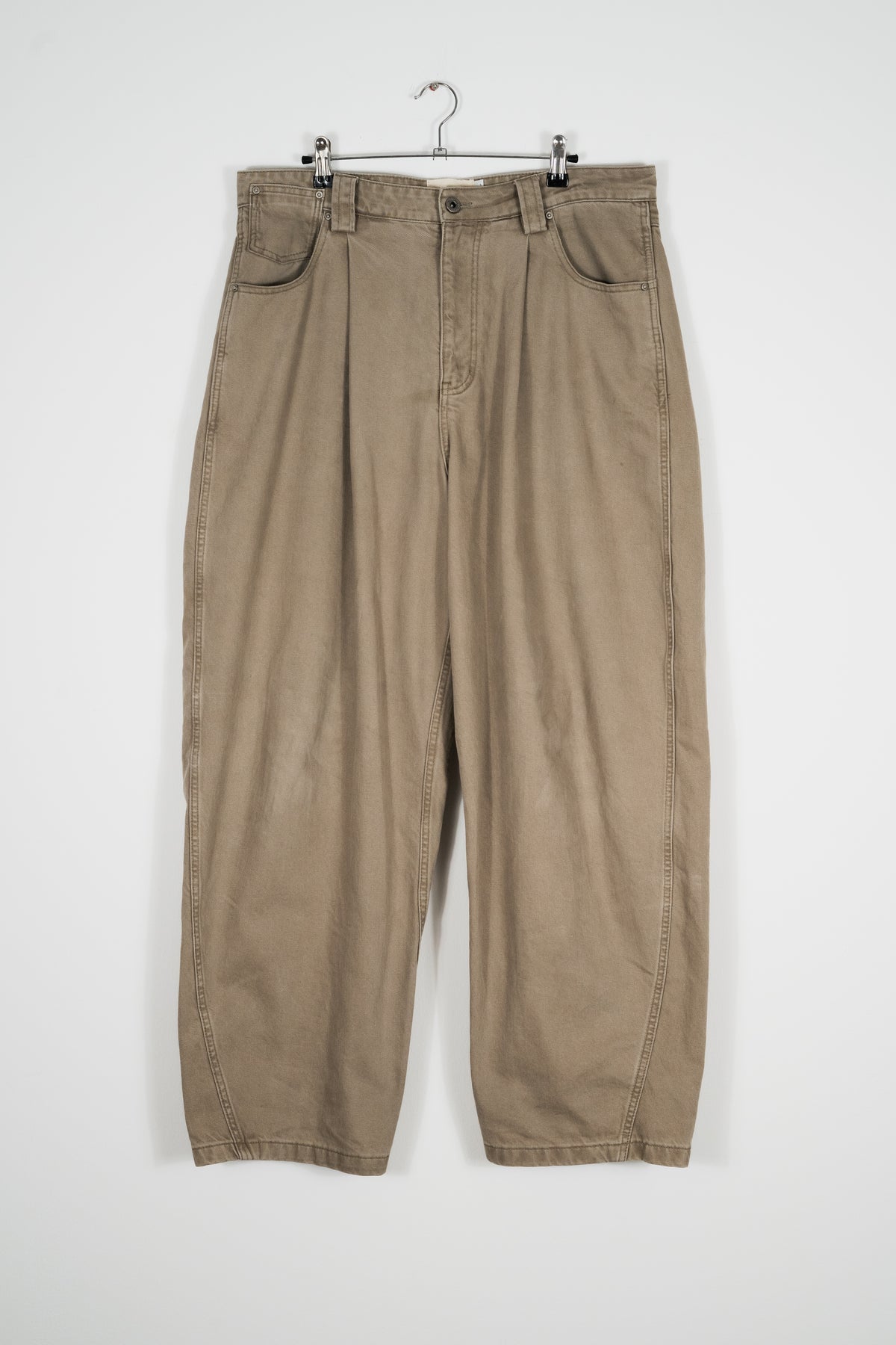 SIGNATURE CUT PLEATED SAND JEANS