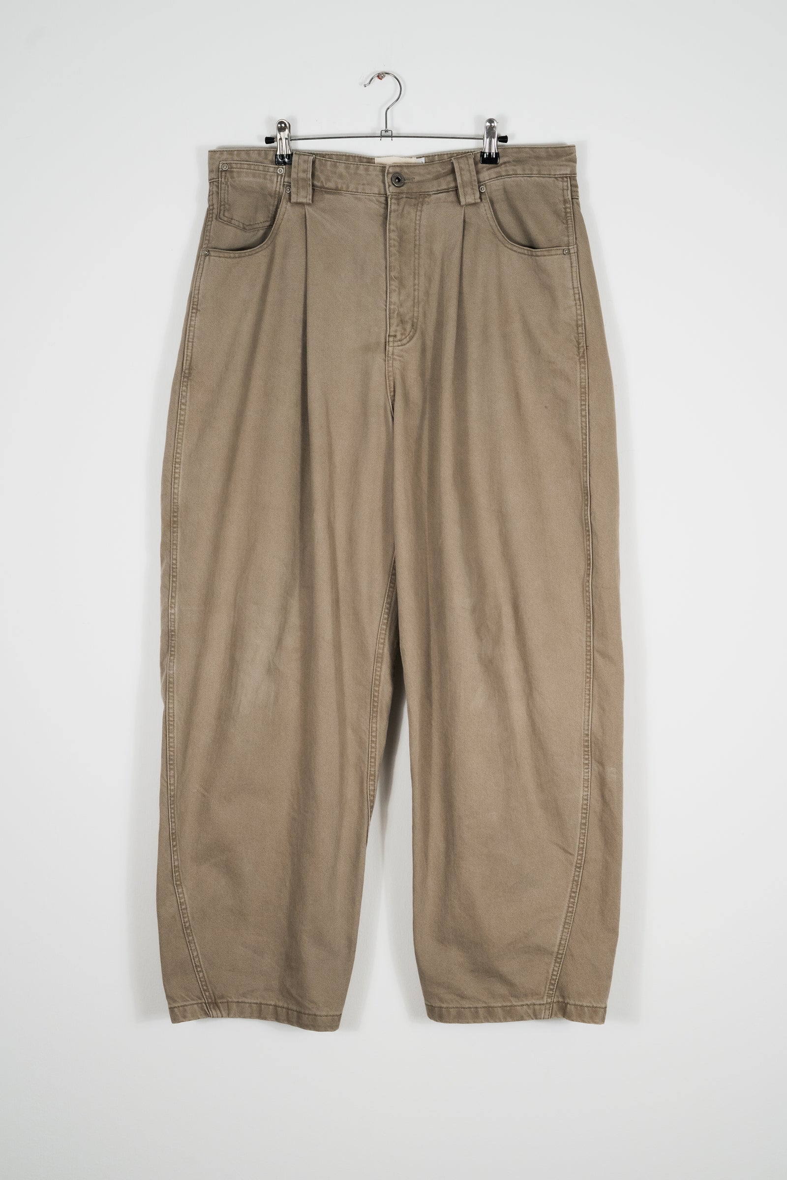 SIGNATURE CUT PLEATED SAND JEANS