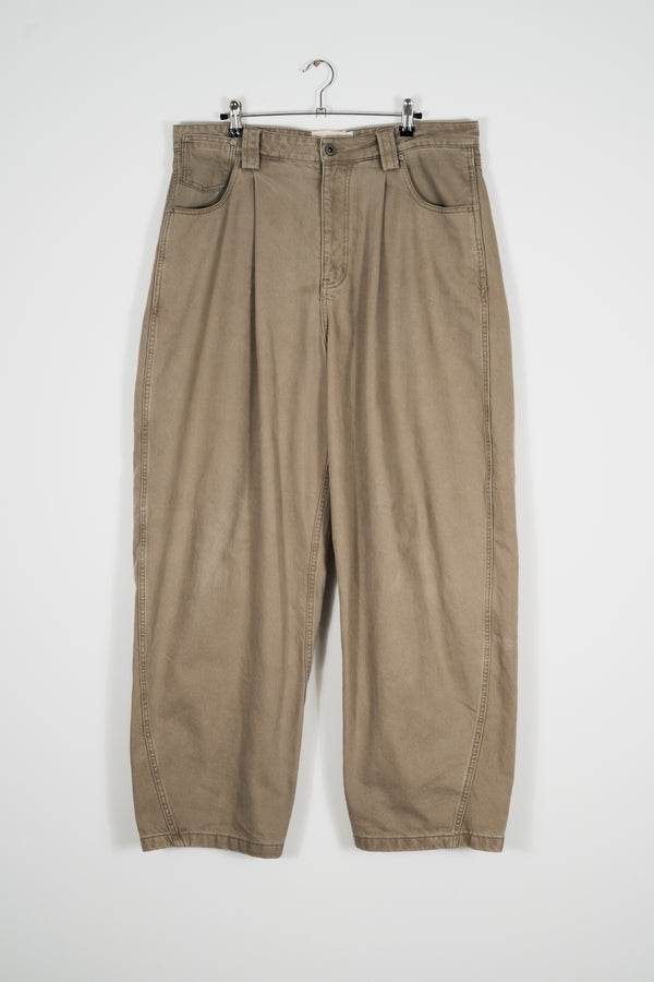 SIGNATURE CUT PLEATED SAND JEANS