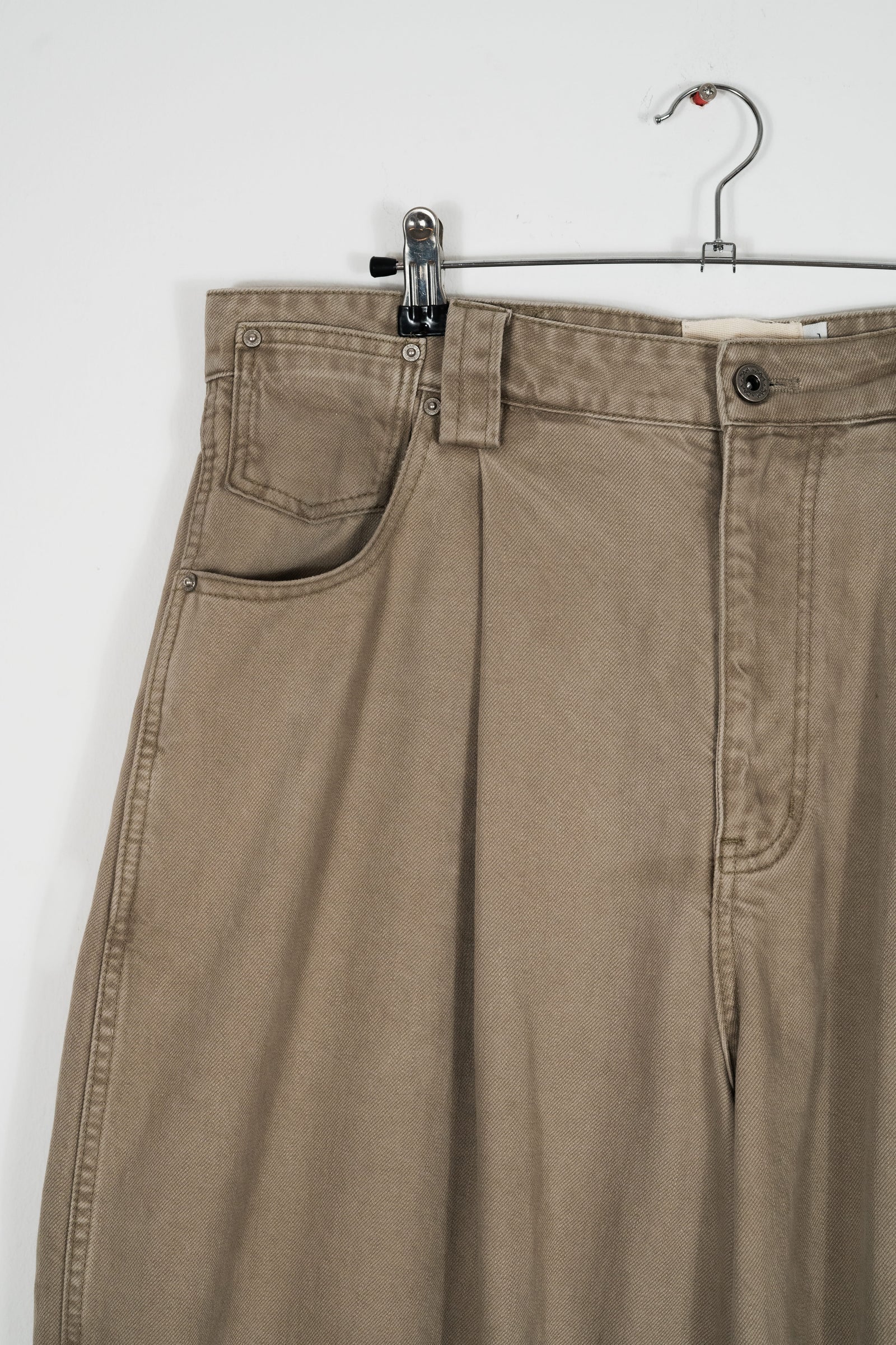 SIGNATURE CUT PLEATED SAND JEANS