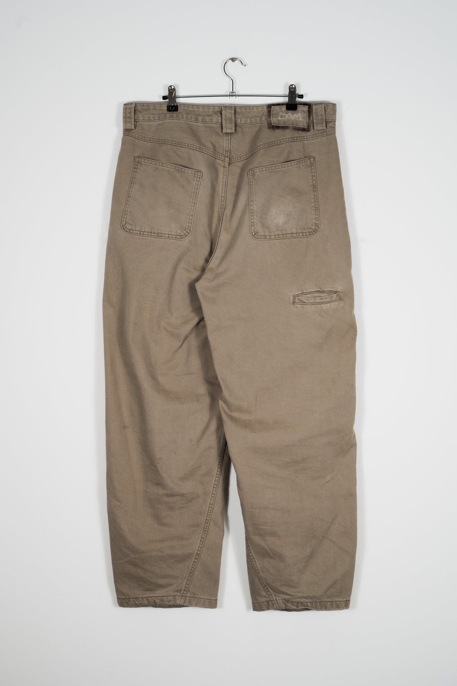 SIGNATURE CUT PLEATED SAND JEANS