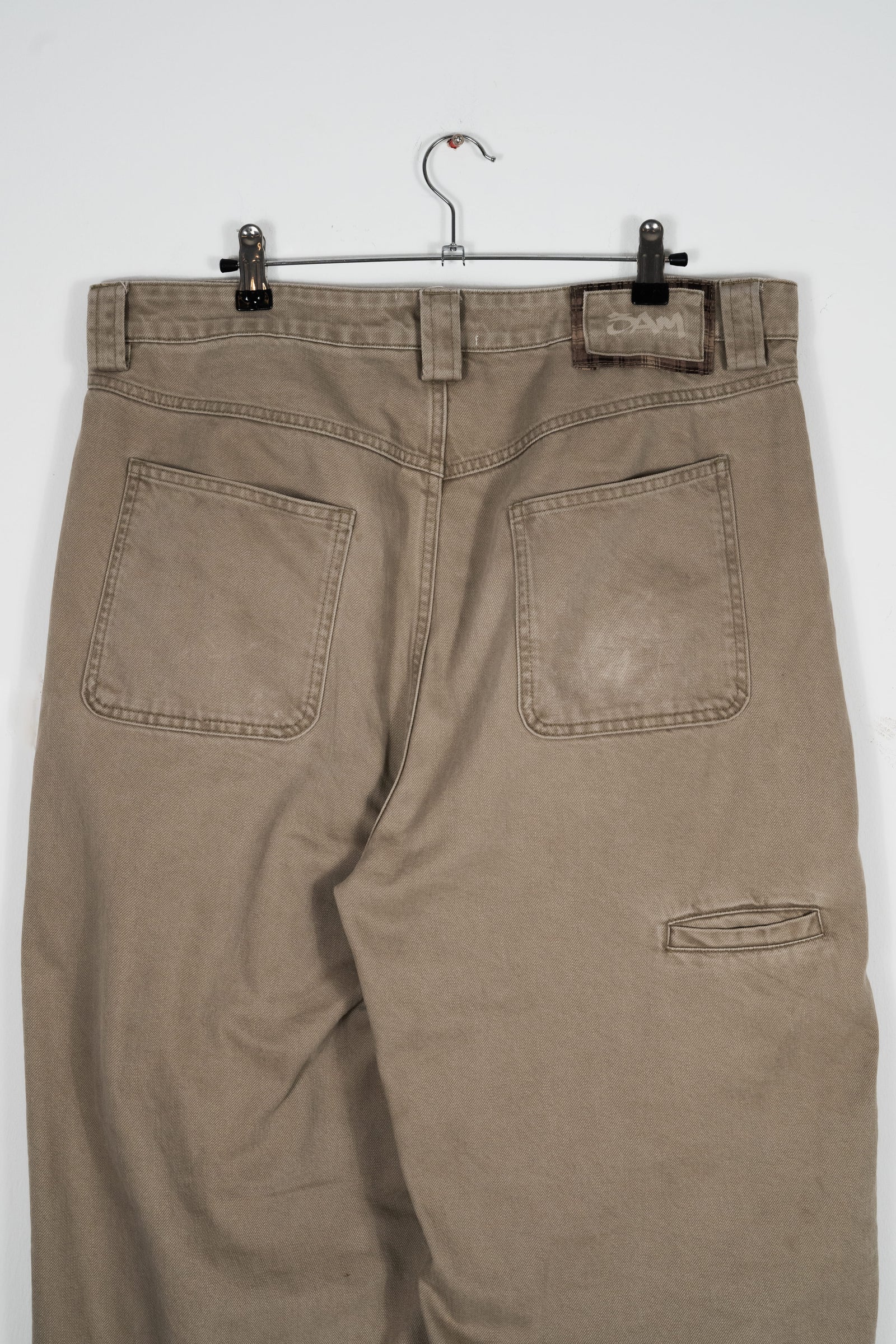SIGNATURE CUT PLEATED SAND JEANS
