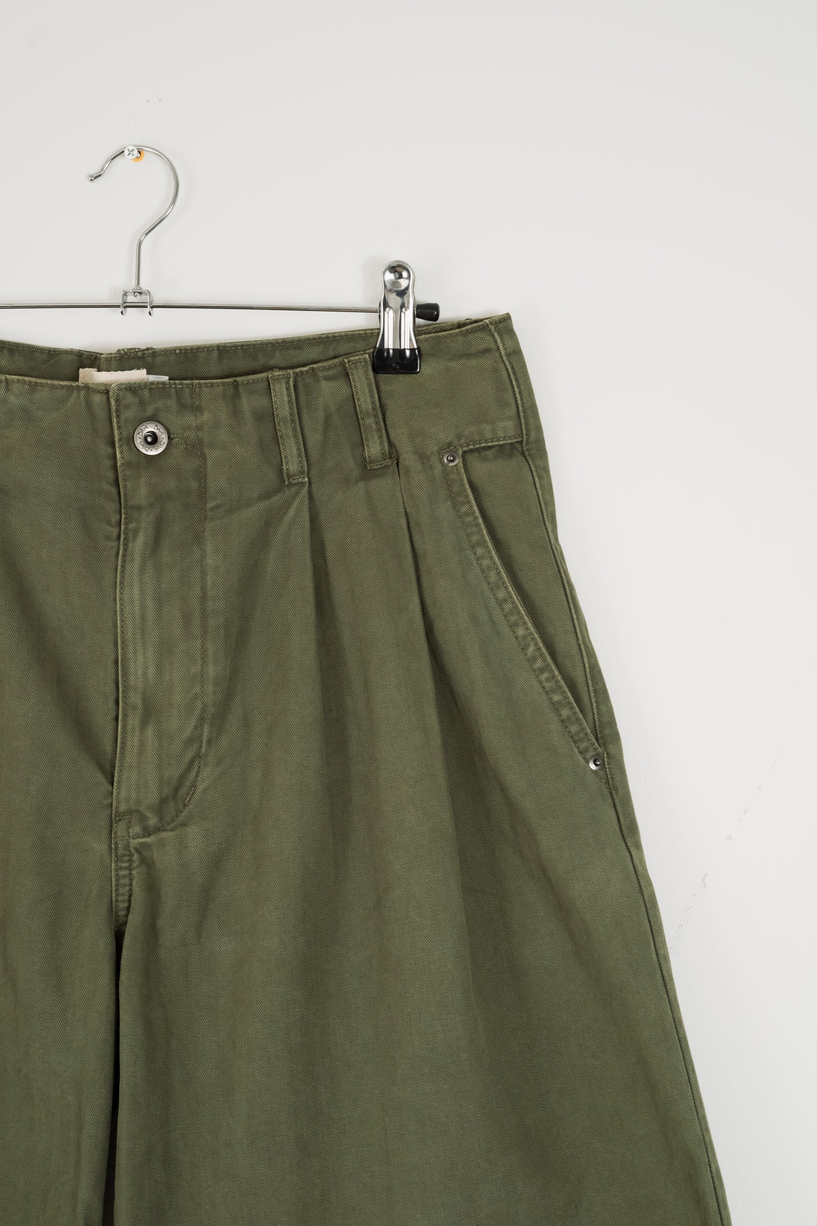 HERRINGBONE PLEATED SHORTS - MOSS