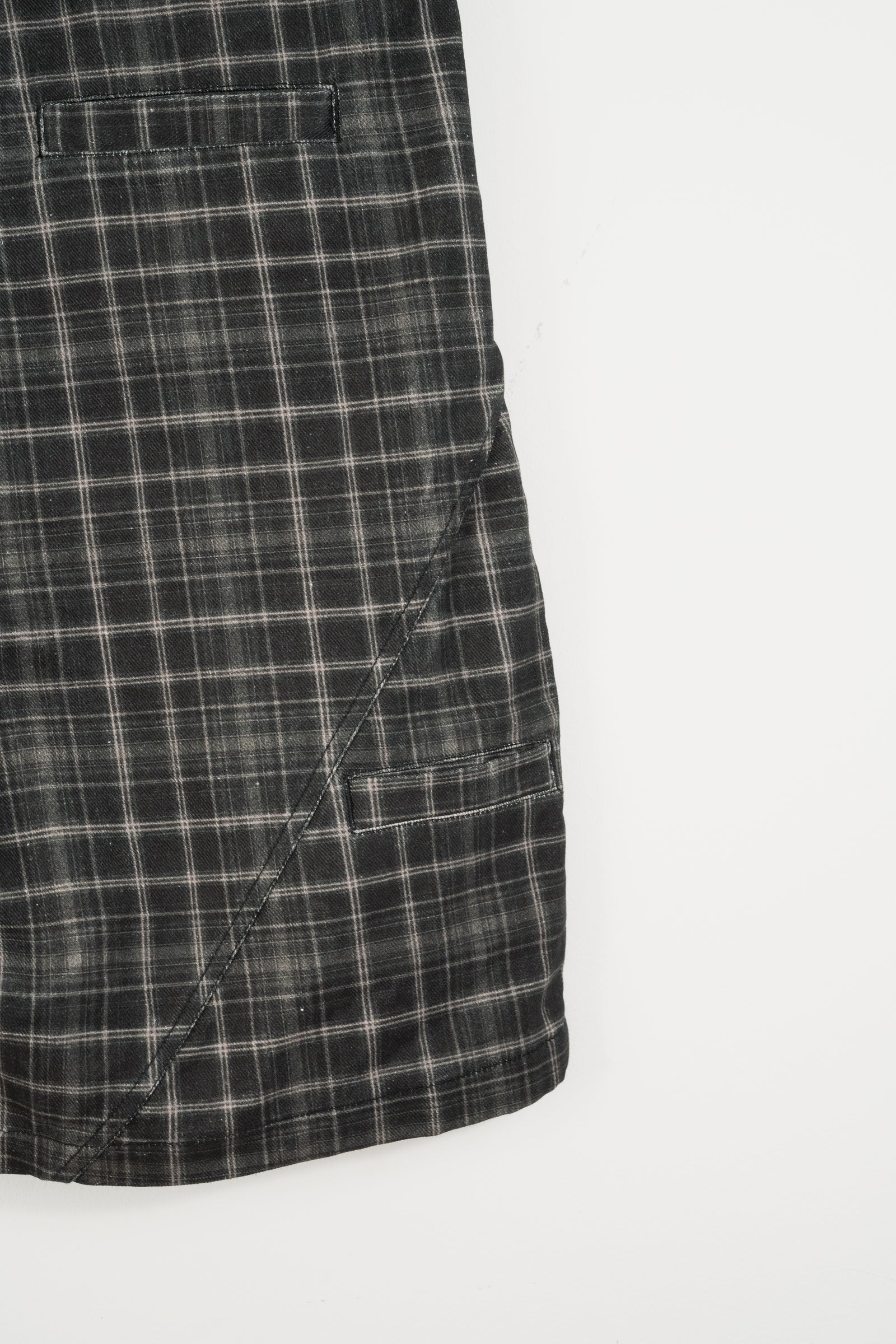 DUAL POCKET PLAID PRINTED DENIM SHORTS - BLACK