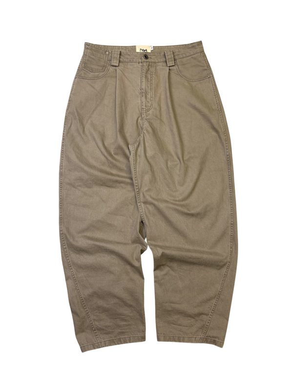 SIGNATURE CUT PLEATED SAND JEANS