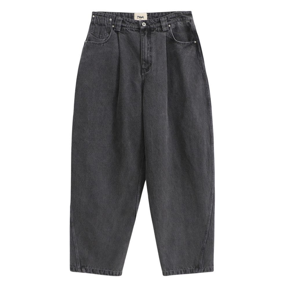 SIGNATURE CUT PLEATED CONCRETE JEANS